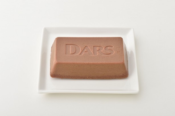 「DARSのテリーヌショコラ・プレミアム」(各2000円)。「テリーヌショコラ」の中にガナッシュを入れ、スポンジを敷いて焼いている。ミルク・ビター・ホワイトで、それぞれ1個入り 