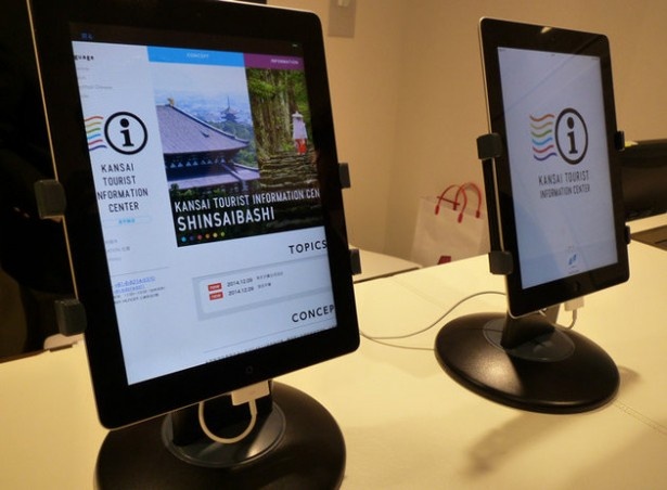インフォメーションカウンター上にあるタブレットでは、テレビ電話にてさまざまな言語が話せるスタッフと会話ができる