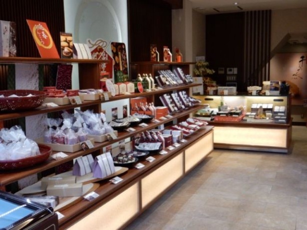 迎春菓子や限定商品が並ぶ店内