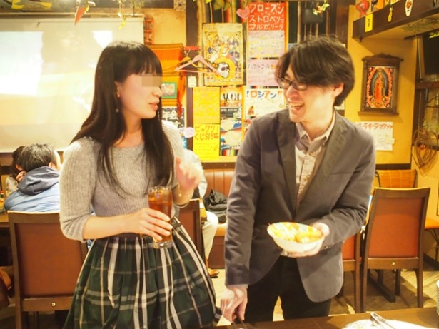 フリータイムに狙いを定めて女性を口説く記者。化粧室から戻ってくる瞬間がチャンスである