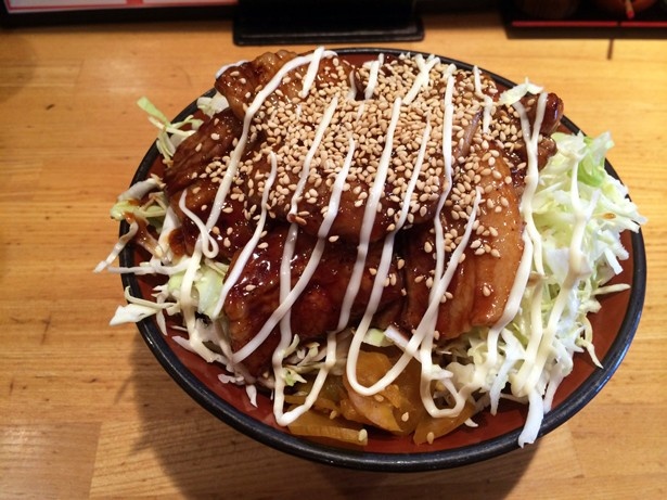 【写真を見る】バラ丼には、お好みでマヨネーズをかけるのが王道！