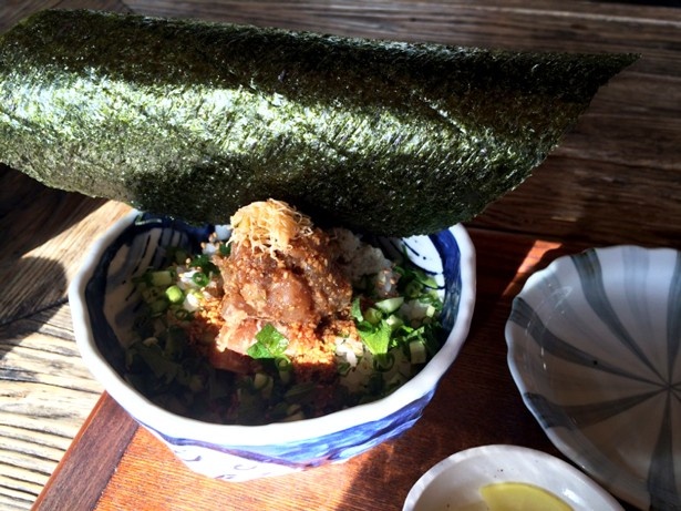 まかない丼には屋根のような1枚のノリがのっている