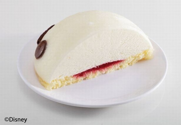 【写真を見る】“優しすぎるロボット”だけに、ケーキも優しい味わい!?求肥に包まれたケーキの中には、口どけの良いバニラムースとラズベリージャムが入っている。