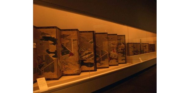 展示品の劣化を防ぐため、館内は薄暗いです