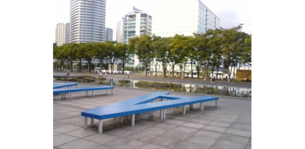 美術館前のグランモール公園は広々〜、ベンチもあります