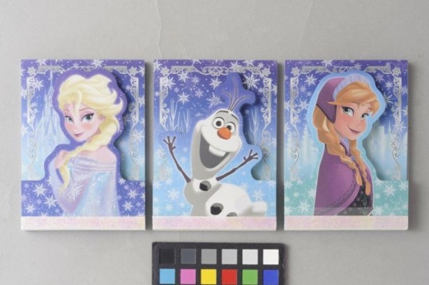 アナとエルサ、オラフの絵柄がセットになった「メモセット」(620円)。3冊それぞれに2種類の絵柄が入っている