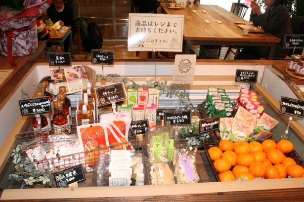 みかんなど、店頭に並ぶテイクアウト商品も楽しい