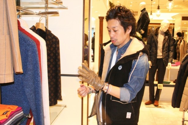 店内で商品を物色する、“モテ髪師”の義永大悟さん