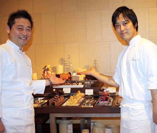 ハイアット リージェンシー東京のペストリー・ベーカー料理長を務める佐藤浩一さん(写真左)が手掛けたスイーツ