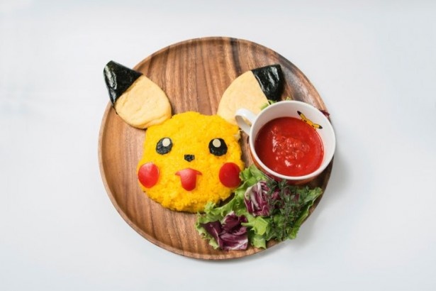 ピカチュウの顔をサフランライスとオムレツで再現した「ピカチュウも笑顔になっちゃうオムライス マグマソース付き」(税抜1580円)はマグカップ付き