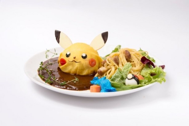 ハンバーグとマッシュポテトを卵で包んだ「ピカチュウも大好きハンバーグ！サラダにはポロック!?ふしぎなアメでレベルアップ!!」(税抜1380円)