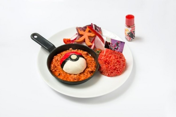 「決め技“だいもんじ”！ゲンシグラードンのマーボー豆腐」(税抜1280円)のモンスターボールの周りは、ゲンシグラードンがいるマグマを麻婆ソースでイメージ