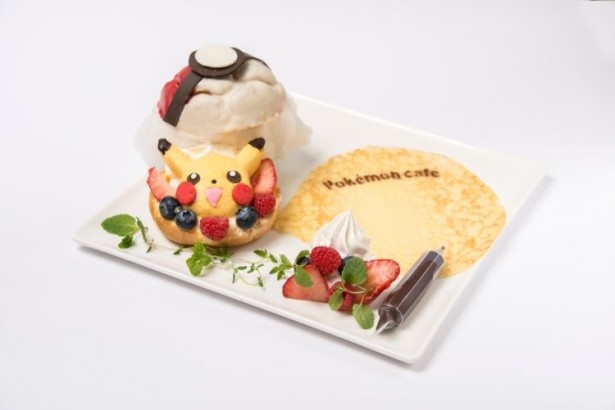 モンスターボールから登場するピカチュウをシュークリームと綿菓子で表現した「モンスターボールから登場!!ピカチュウのモンスターボールシュークリーム」(税抜1280円)