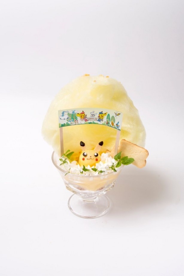 綿菓子を食べると口の中がパチパチ！「ピカチュウの“でんきショック”パフェ」(税抜980円)を食べると、ピカチュウの電気が伝わる!?