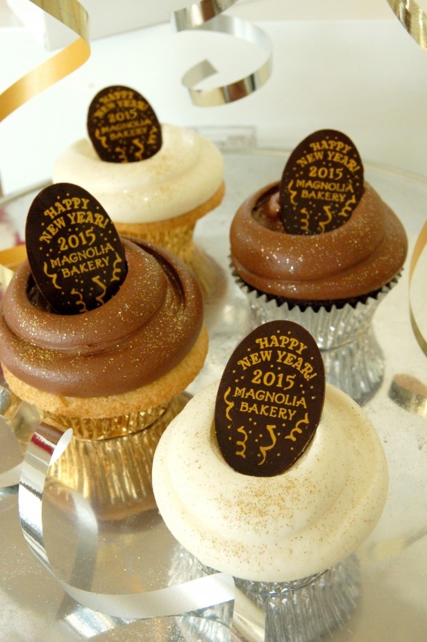 「HAPPY NEW YEAR!2015」とチョコレートに描かれた「ニューイヤー カップケーキ」(税抜1個530円)は新年の手土産にぴったり！