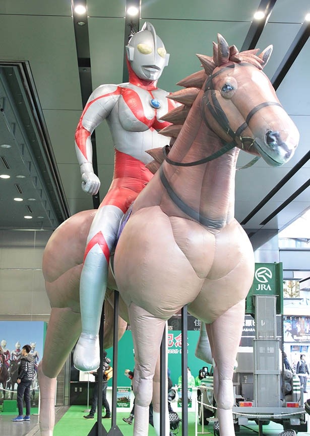 【写真を見る】ウルトラマンが名馬のオルフェーヴルに跨る奇跡のコラボ