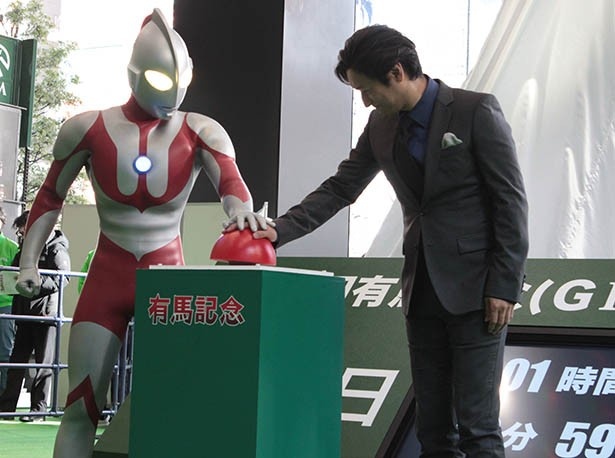 除幕式のスイッチをウルトラマンと石丸が一緒に押す