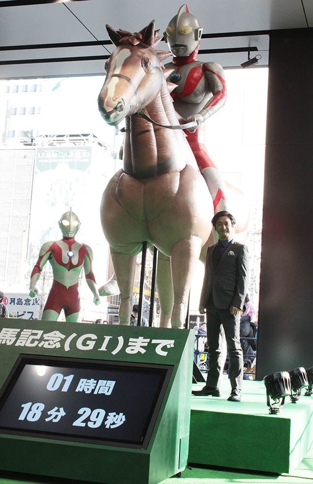 「COUNTDOWN ウルトラ馬像」はとにかく大きい！