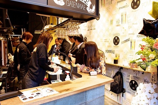 店内には長いカウンター席がある。テイクアウトも可能