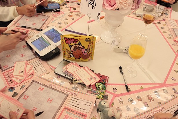 ビンゴカードに、ハンターネームを書き込む女子ハンター達