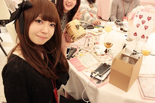 【写真を見る】ビンゴでビアジョッキを見事にゲットした美女ハンター！
