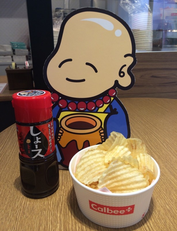 神戸限定の「揚げたてポテトチップス しょース味」(310円)は、老舗オリバーソースが監修した風味豊かな味が特徴