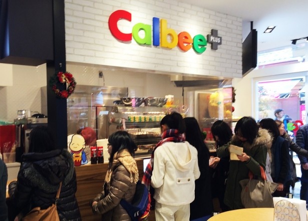 12月24日のオープン直後、店内は若い女性で賑わっていた