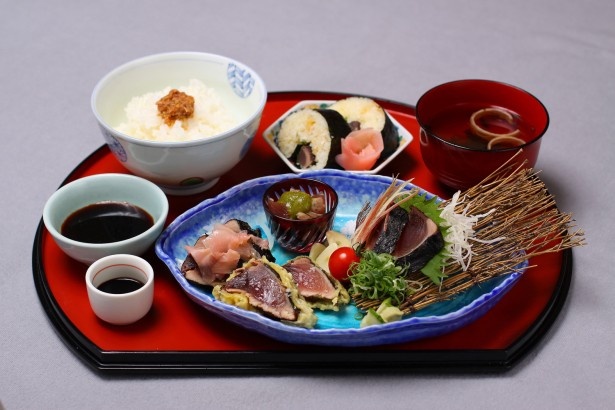 審査員特別賞の高知県・南国SA（下）「土佐のタタキ戦隊 タタキ御膳ジャー」1000円