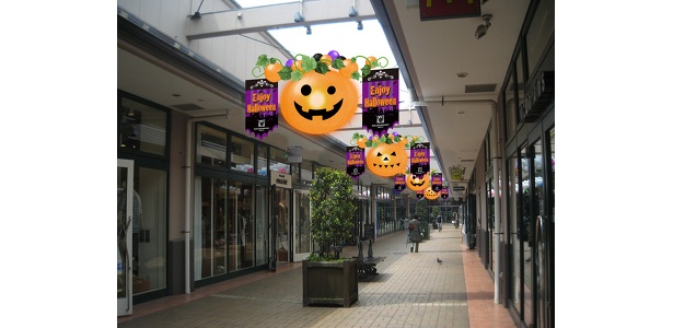 毎年好評のハロウィン装飾。モールだけでなく各店舗内の装飾も派手で楽しい