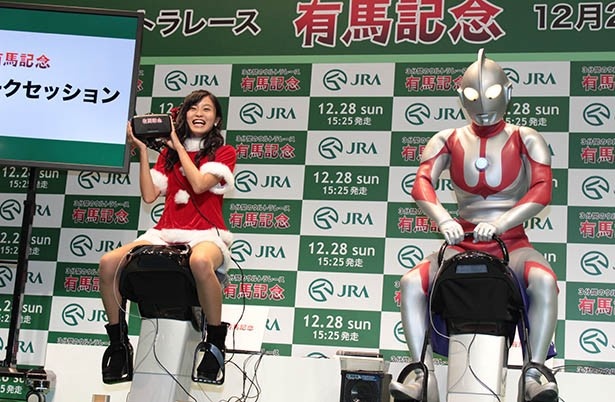 予想を披露する前に小島瑠璃子とウルトラマンで疑似乗馬対決。結果はウルトラマンの差し切り勝ち