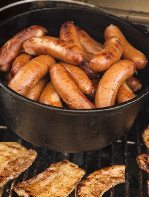 体を動かした後は、たき火を囲んでBBQ！ダッチオーブンスープやスペアリブ、ベーコン＆ソーセージのグリルなどホットなメニューが勢揃い