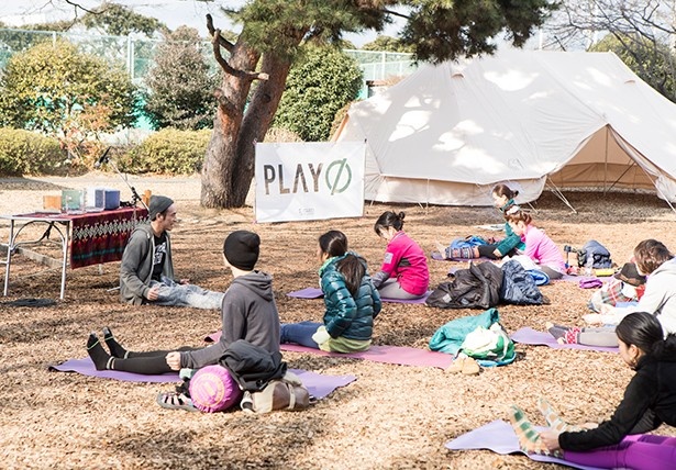 鎌倉で「音YOGA」を主宰するKengoが、ビンヤサヨガをベースにクリスタルボール演奏も。1月17日(土)に実施された