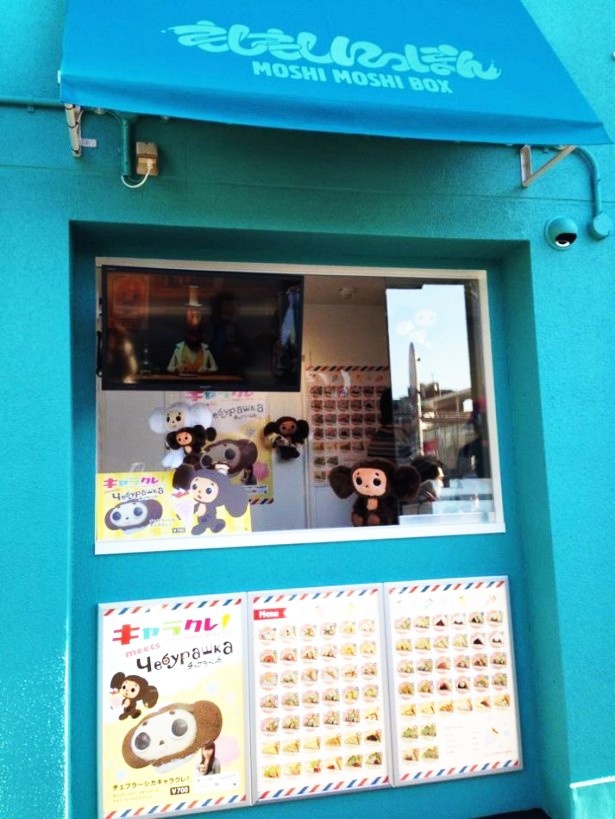 【写真を見る】キャラクレ！の店舗外観。夏に期間限定でオープンしたイベントショップは最大40分待ちだったそうだ