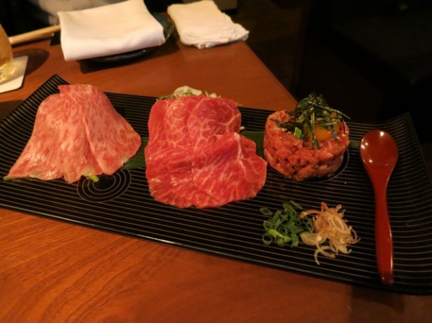 【写真を見る】規制が厳しくなり、一時期は店頭で見かけなくなった牛の生肉。2014年から少しずつ復活している