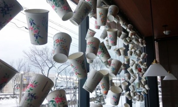 【写真を見る】色とりどりのカップがずらりと並ぶ。カラーペンでメッセージを記入する“メッセージカップ”は、随時受け付けている