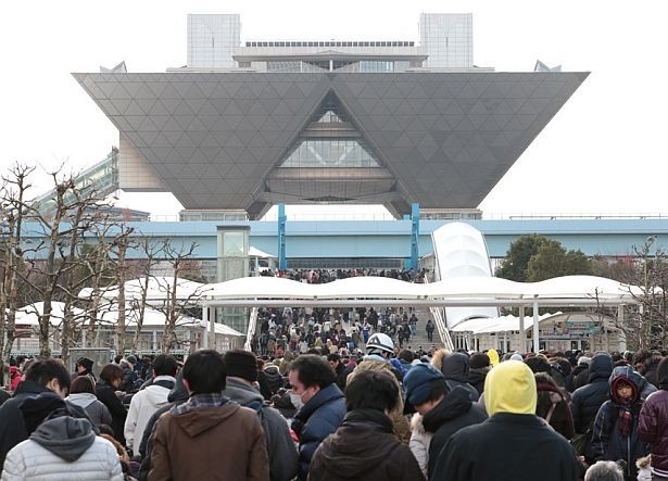朝から大行列！東京ビッグサイトで“冬のコミケ”開幕