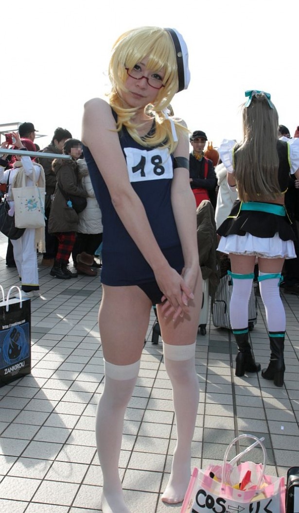 寒空の下、「艦隊これくしょん ～艦これ～」の伊8のコスプレで参加する人も