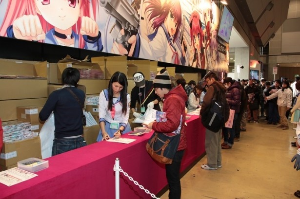 ビジュアルアーツはキャラコスした店員がグッズを販売