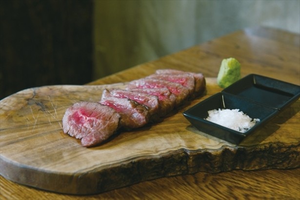 【写真を見る】レアに焼き上げたステーキは絶品！KITCHEN TACHIKICHI 旬熟成では熟成肉が1900円で楽しめる！
