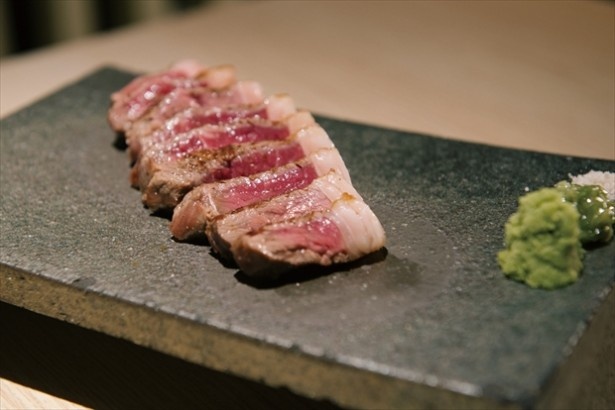 和風 鉄板焼いいさいいさでは、国産牛を鉄板でシンプルに焼き上げたステーキを1350円で提供