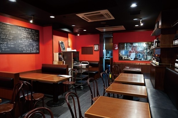 Mon Boeuf(東京・赤坂見附)の店内は赤が基調になっている