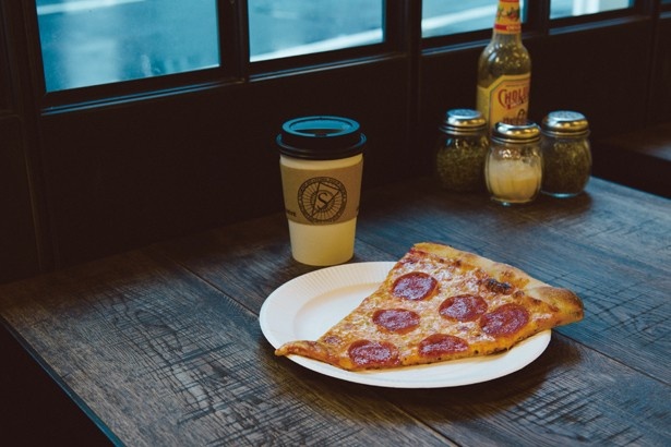 「PIZZA SLICE」の人気メニュー「ペパロニスライス」(500円)