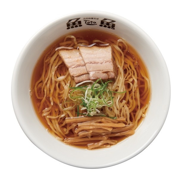 【写真を見る】「立川中華そば ととホンテン」の「鶏煮干しスープの中華そば」(690円)はこだわりの古式醸造醤油が決め手