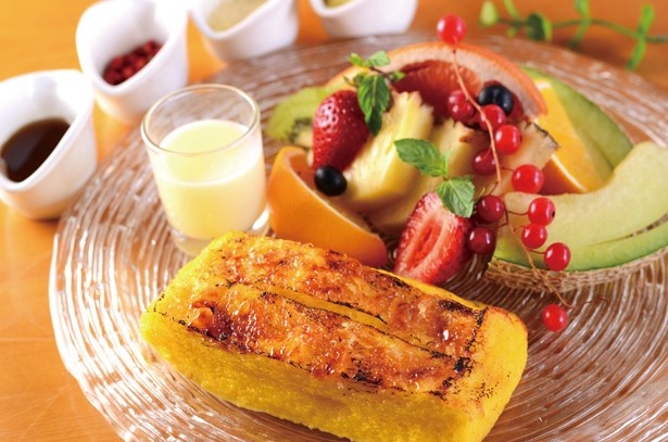 ヨッコーズ フレンチトースト カフェ自由が丘本店の「Yocco'sスイーツスペシャル フレッシュフルーツ添え」(1814)をはじめ、フレンチトーストも大人気