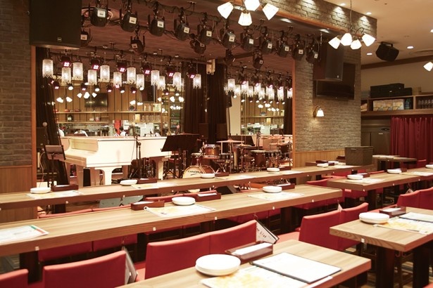 「俺のイタリアンTOKYO」でも生演奏を聞きながら料理が堪能できる