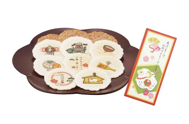 「桂新堂の年賀状えびせんべい」(1080円、1箱)は正月の風物詩がかわいらしくデザインされている