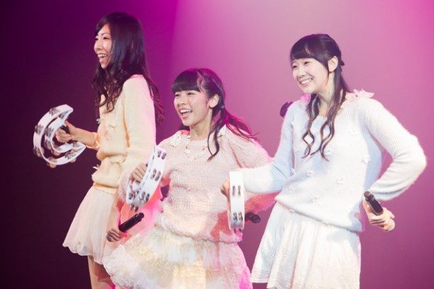 【写真02】（左から）鵜野みずき・山尾梨奈・大段舞依は『ハート型ウイルス』を披露！