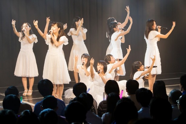 純白のワンピース姿で『想像の詩人』を披露するNMB48研究生
