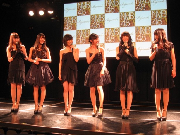 記者会見で笑顔を見せるNMB48の6人