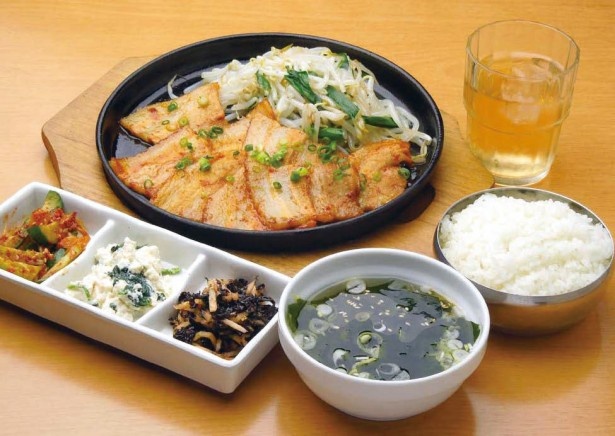 三井アウトレットパーク 札幌北広島にある吾照里の「味噌ダレサムギョプサル定食」(880円)